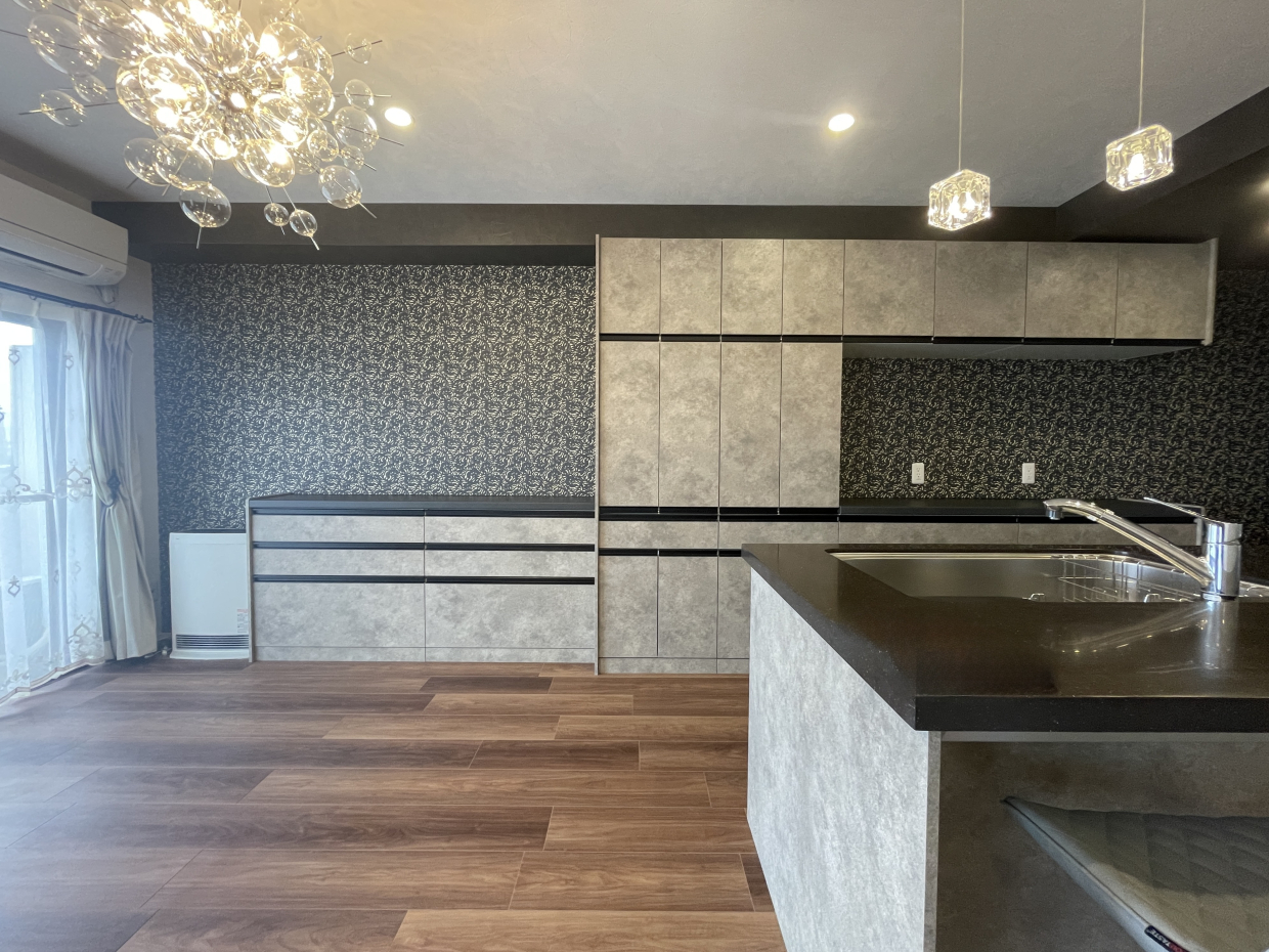 キッチン背面にはこんなに豪華な備え付けの棚