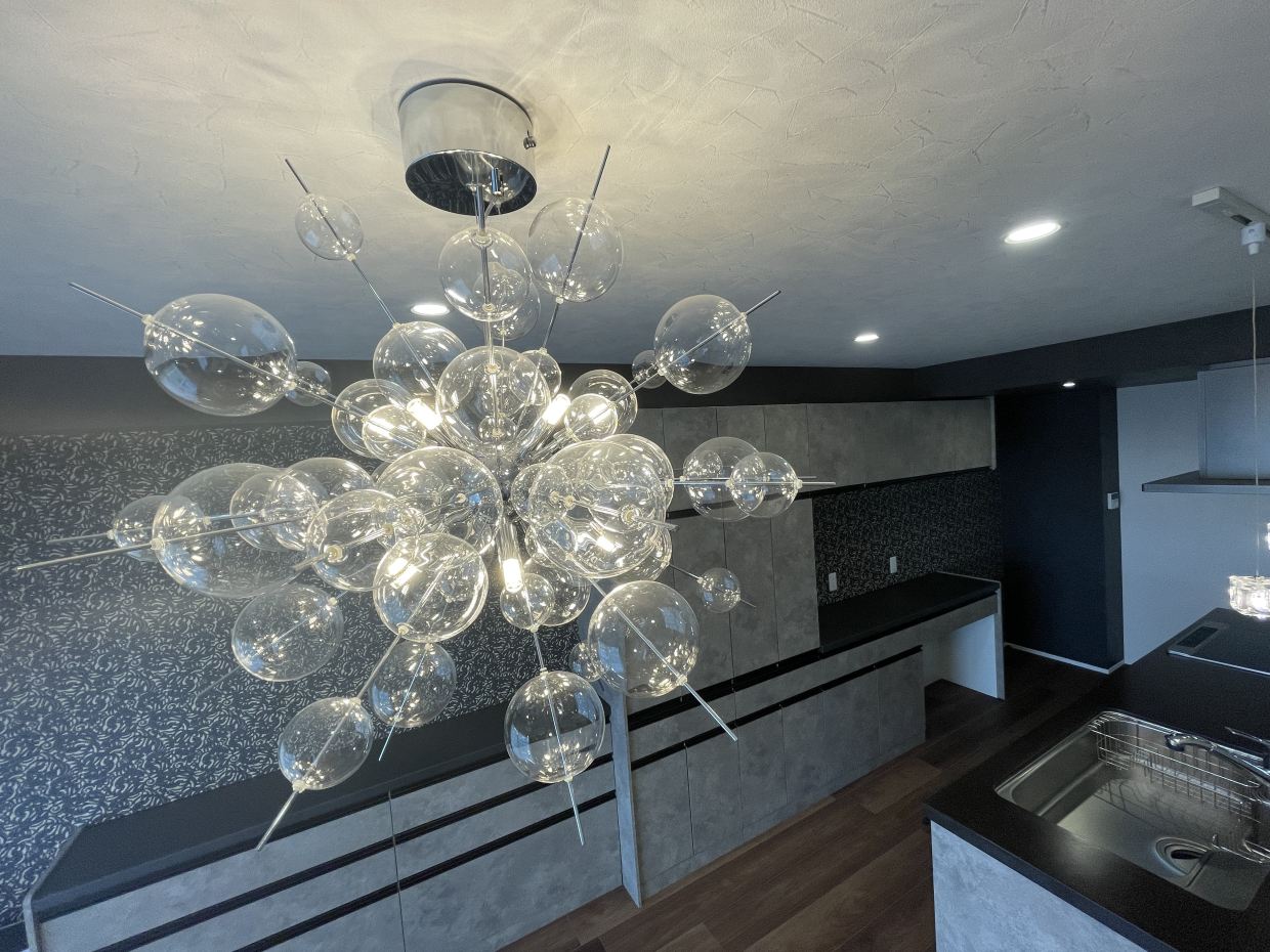 LDK中央にある水泡のようなかわいいライト