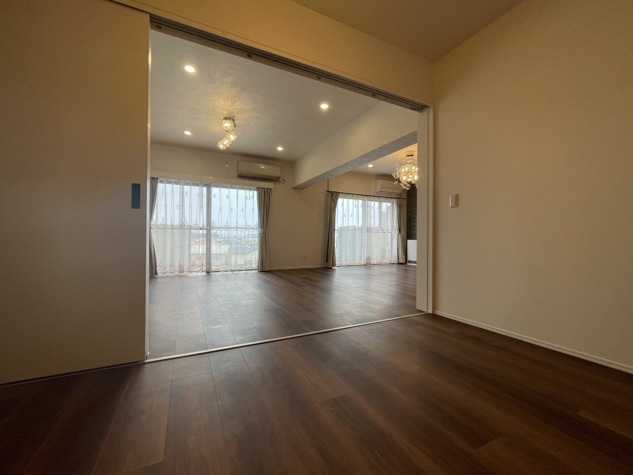 引き戸を開けるとリビングとつながる