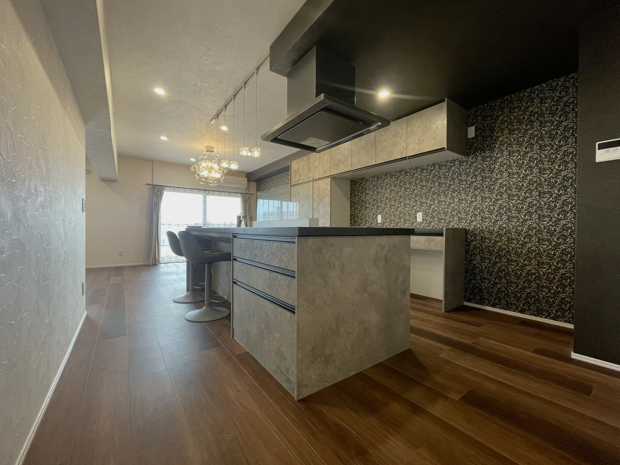 LDKに入るとおしゃれなアイランドキッチン