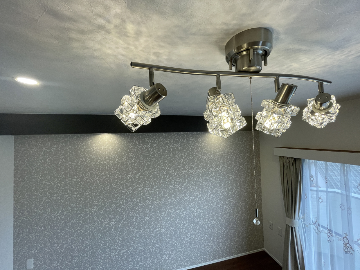 洋室前にはこんな4連のライト