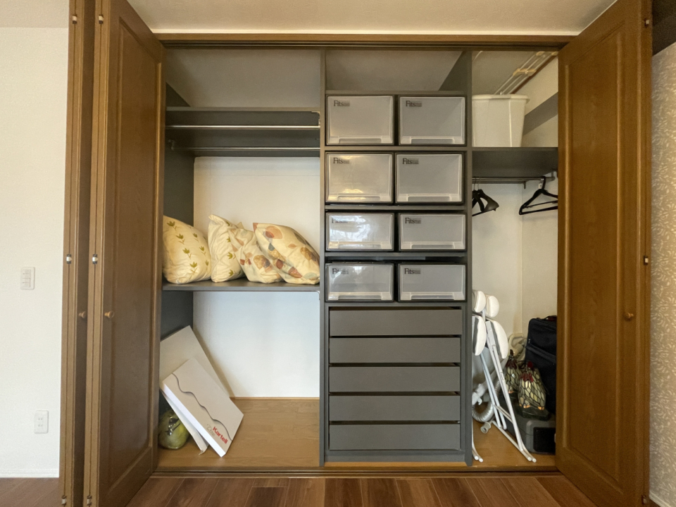 両手開きのクローゼット