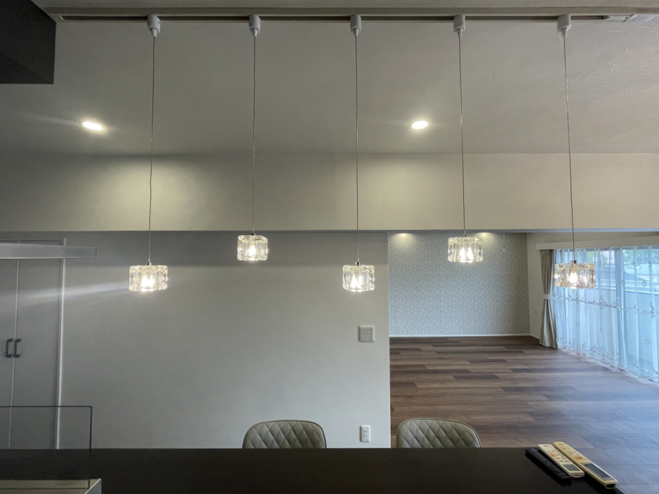 カウンター上のペンダントライト