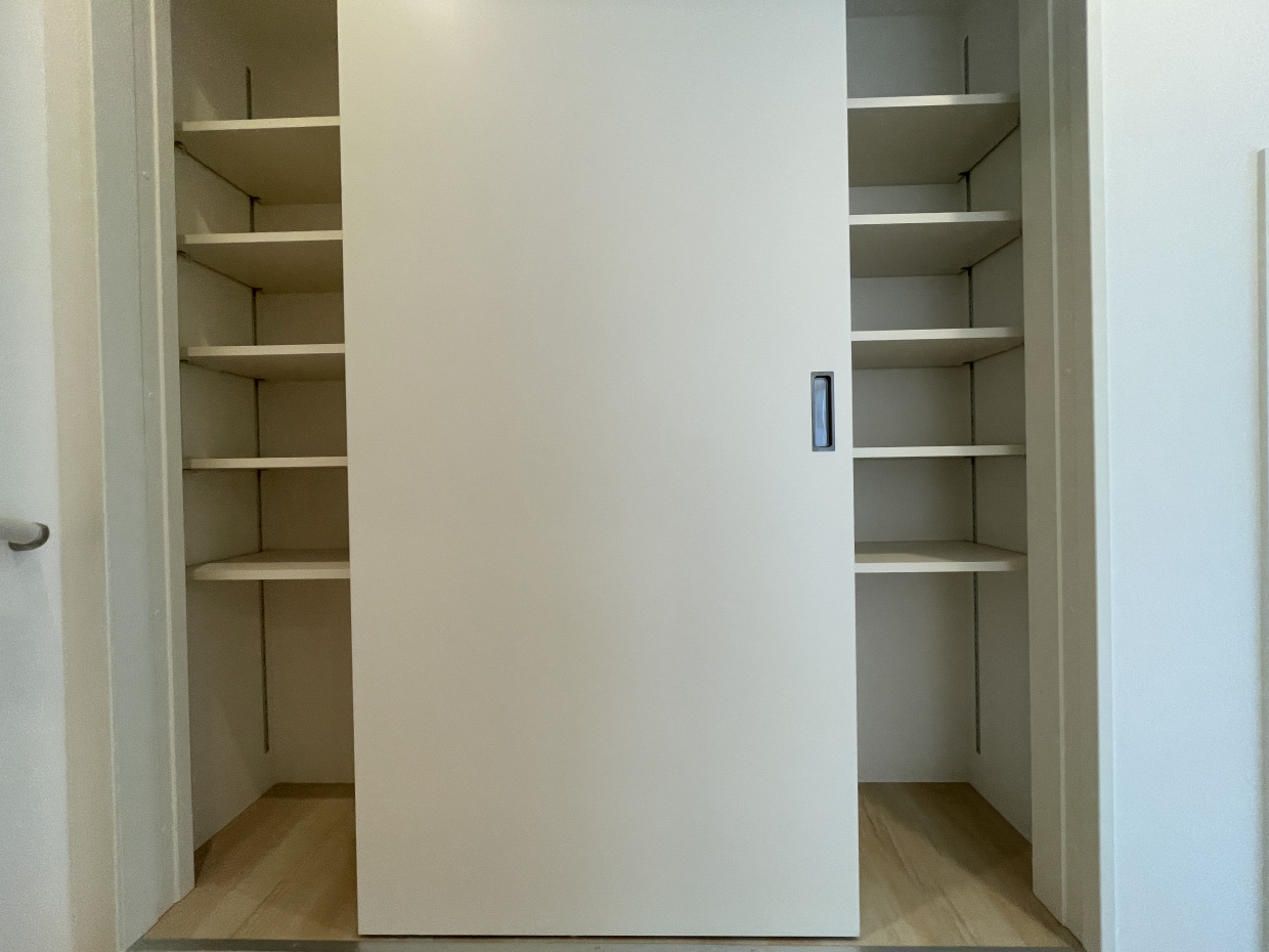 玄関には靴箱を兼ねたドア付きの収納棚がついてます