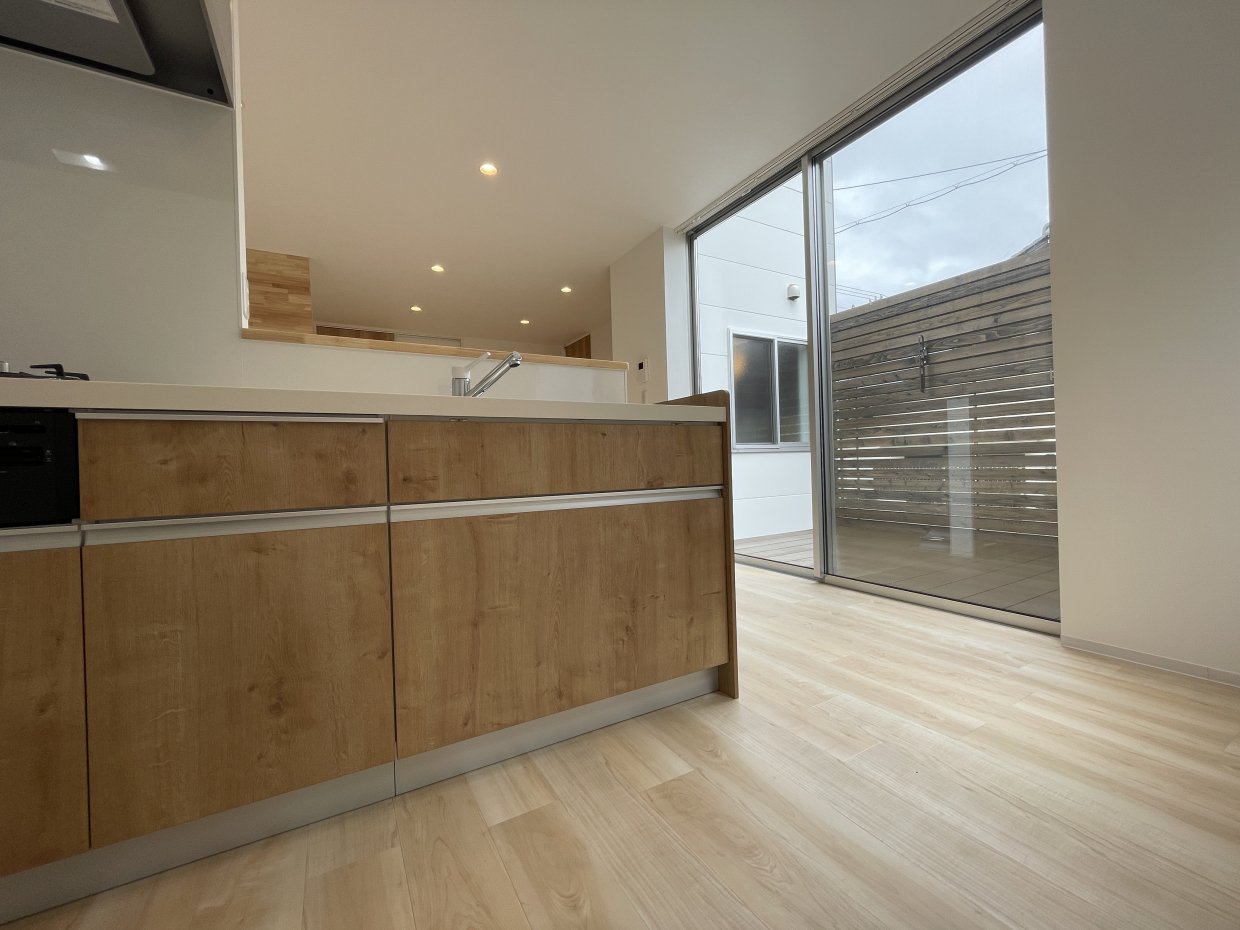 お料理しながらウッドデッキの様子が見られるので、お子さんがデッキに居ても安心