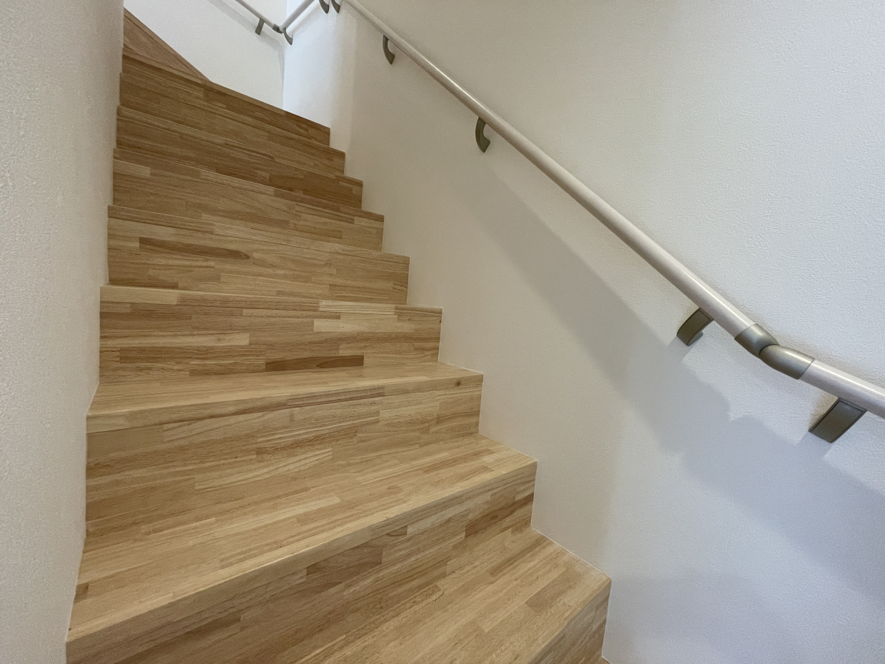 階段も手すり付きでお子さんでも昇り降りラクラク