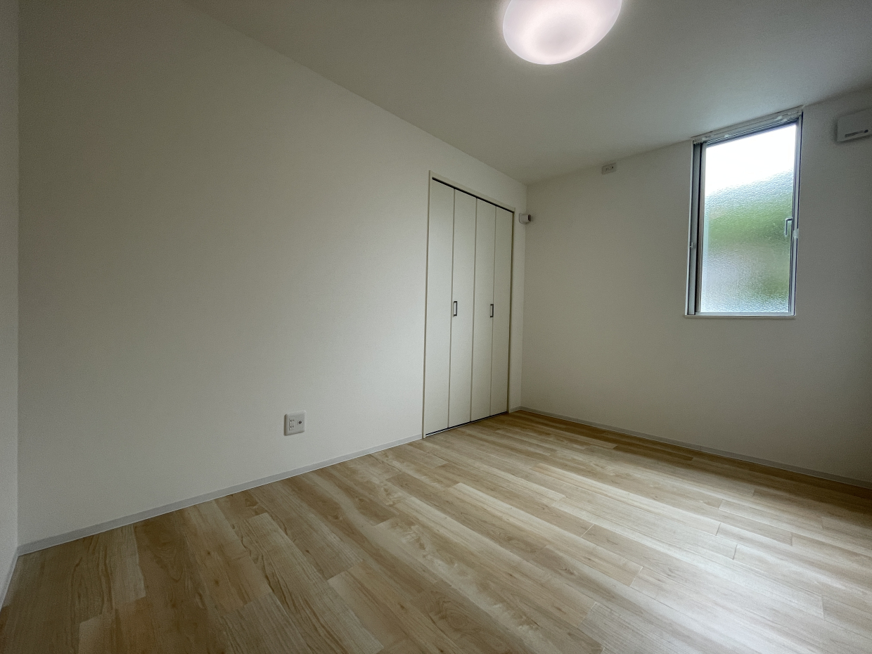 こちらは5.3帖の洋室