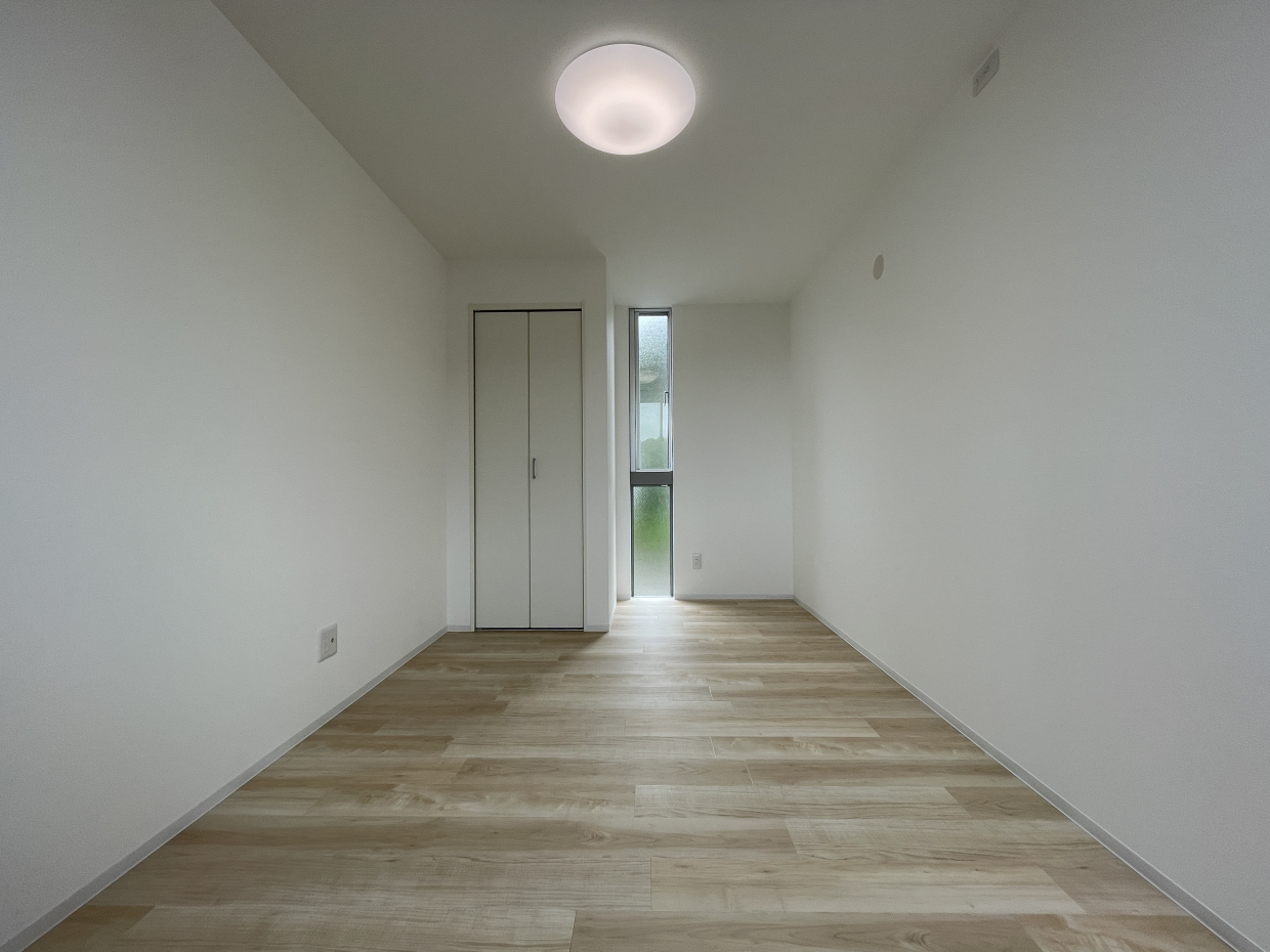 こちらは6.3帖の洋室。細長い窓がおしゃれです