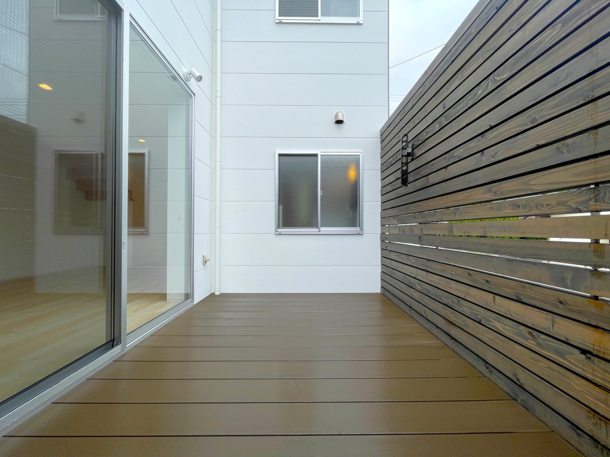 掃き出し窓の向こうはウッドデッキです