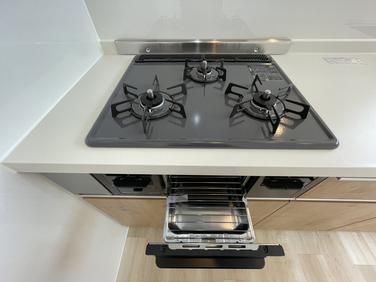 3口コンロ&グリル付きでお料理も捗りそう