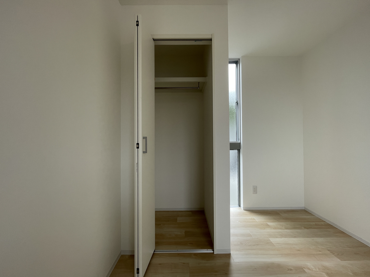 このお部屋含め、2階のお部屋全てにクローゼットがあるので収納には困りません