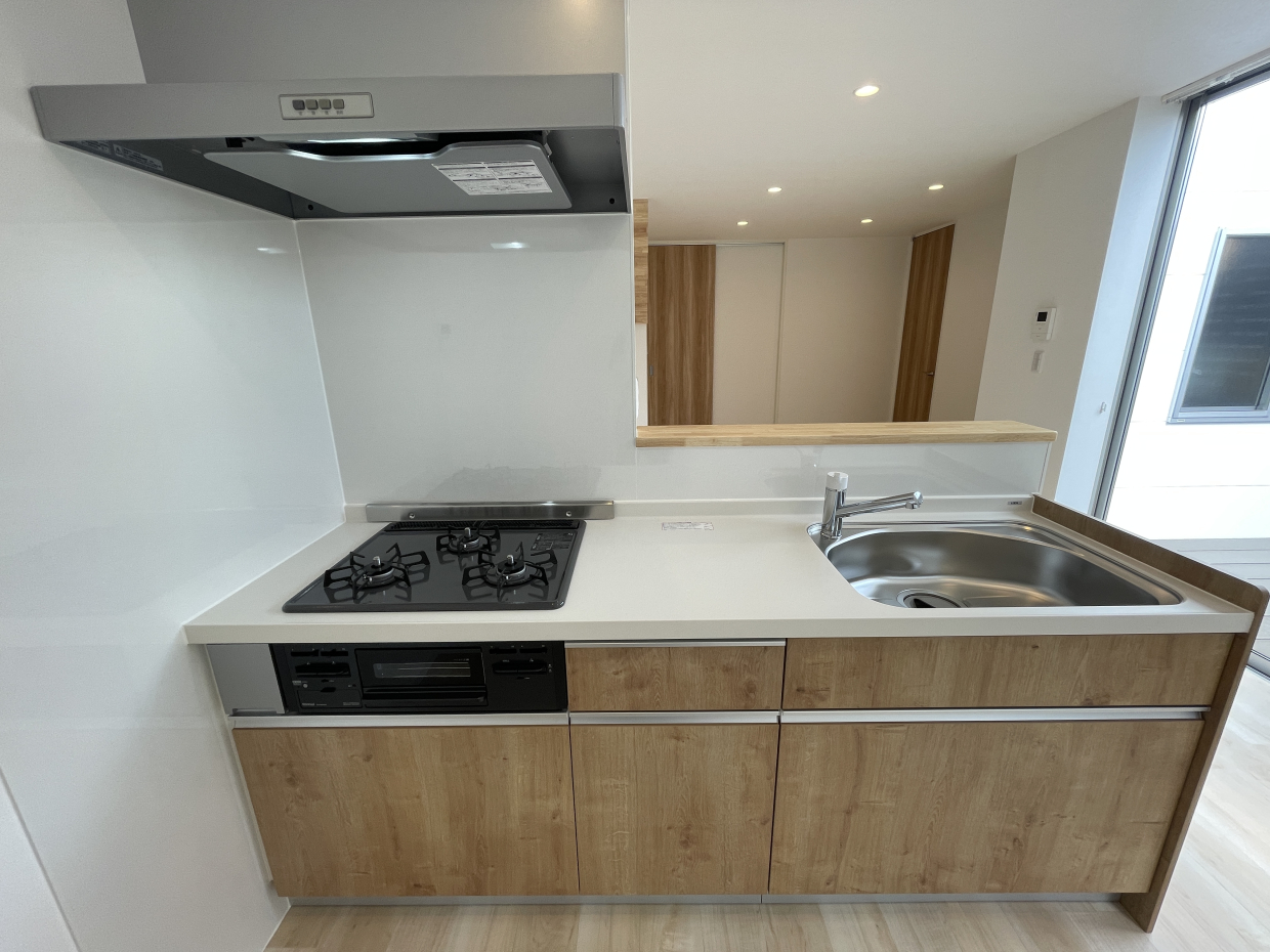 ピカピカの天板に心が躍る新品の対面キッチン