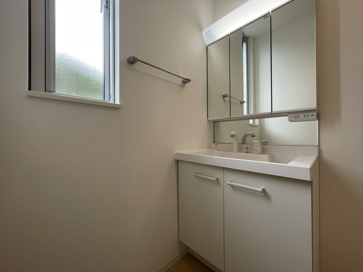 3面鏡タイプの独立洗面台。ここにも窓があるので明るいです