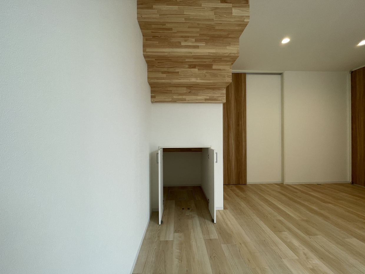 1階に戻ってみると、LDKの階段下も収納になっていました