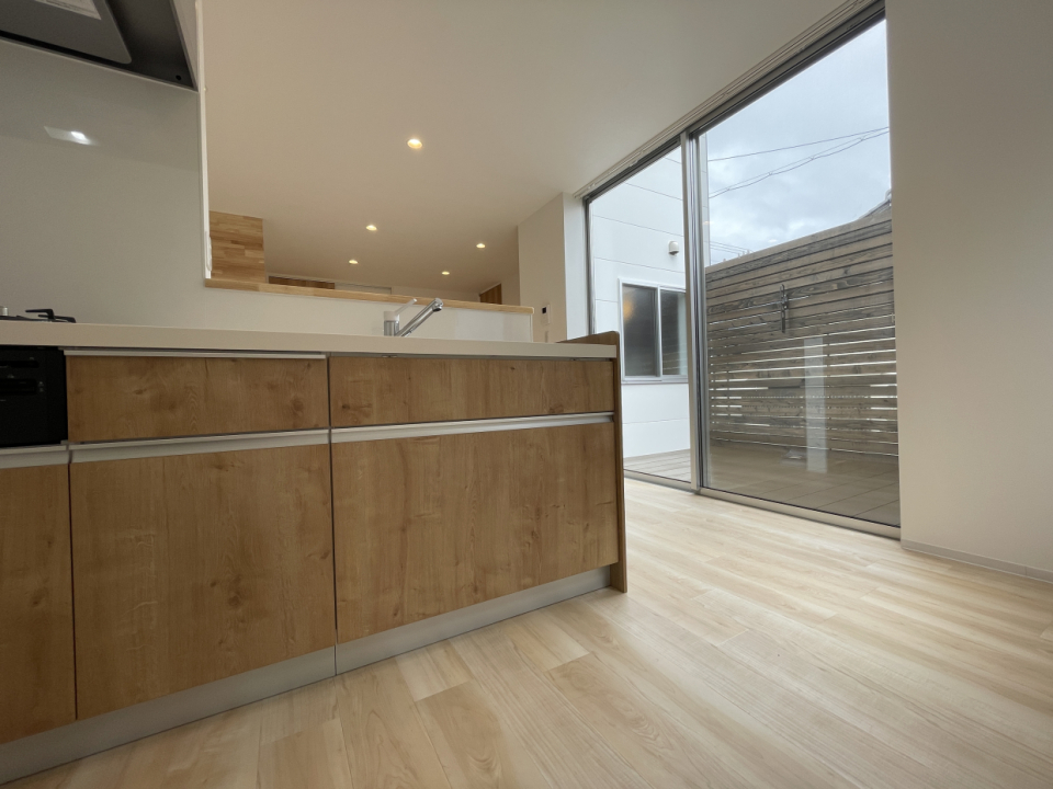 お料理しながらウッドデッキの様子が見られるので、お子さんがデッキに居ても安心