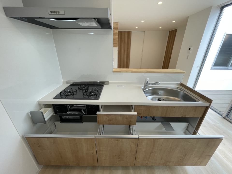 引き出しタイプの収納はお料理中も立ったまま中身が確認できるので便利です