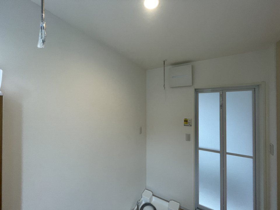 なんと脱衣所に室内干し！洗濯機から出した洗濯物をその場で干せるのでラクですね