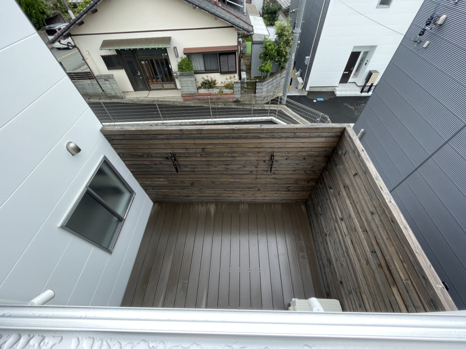 2階の窓からウッドデッキを見下ろすとこんな感じ