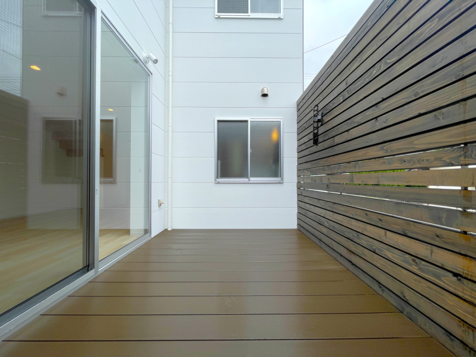 掃き出し窓の向こうはウッドデッキです