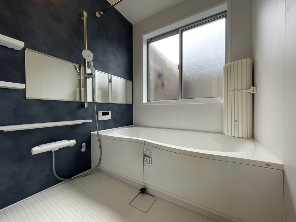 浴槽も足を伸ばしてゆったり浸かれるサイズ