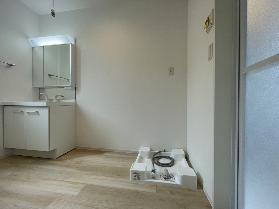 脱衣所はゆったりしていて収納グッズもばっちり置けそう