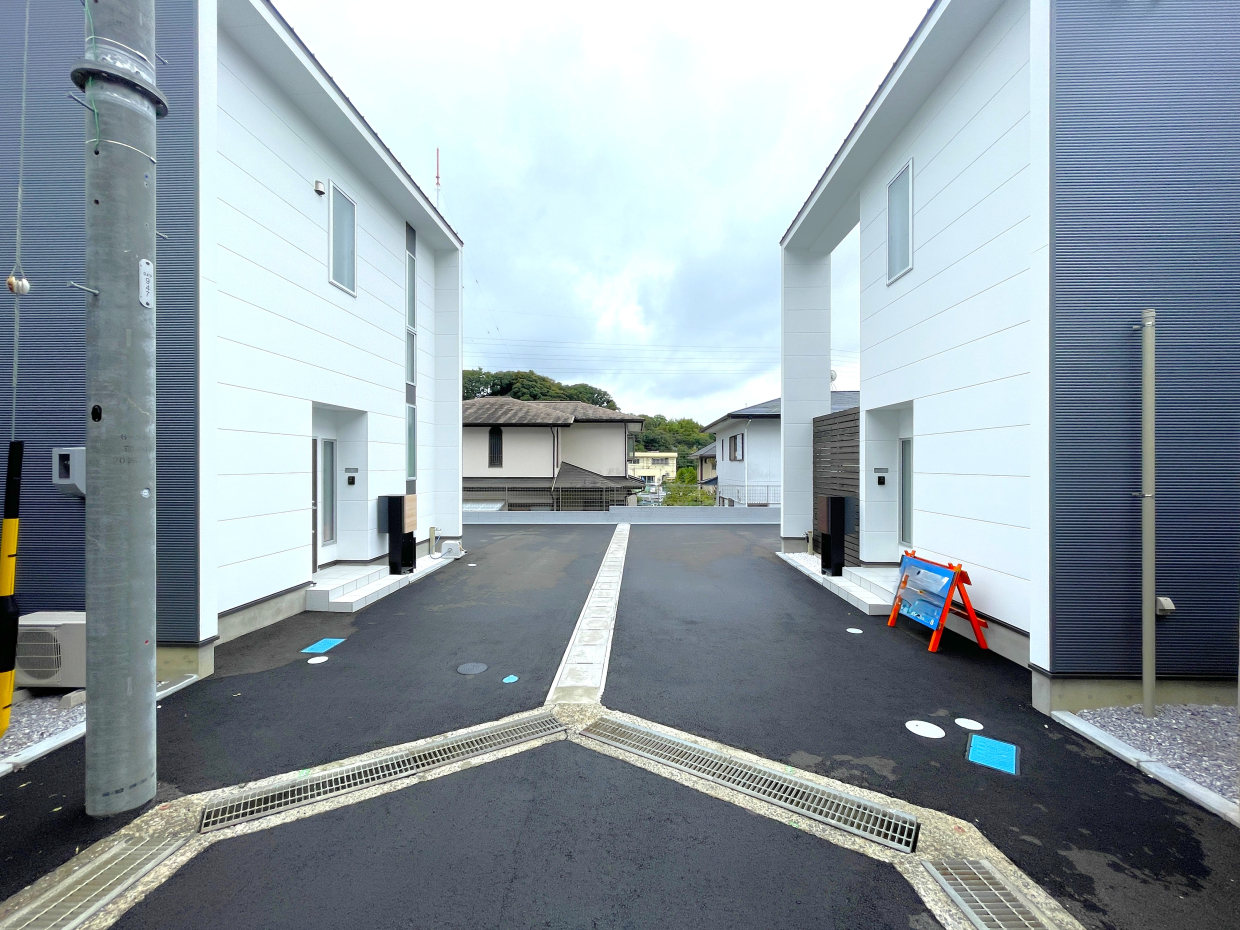 道路から奥に入っていって右手に見えてくるのがこのB棟です