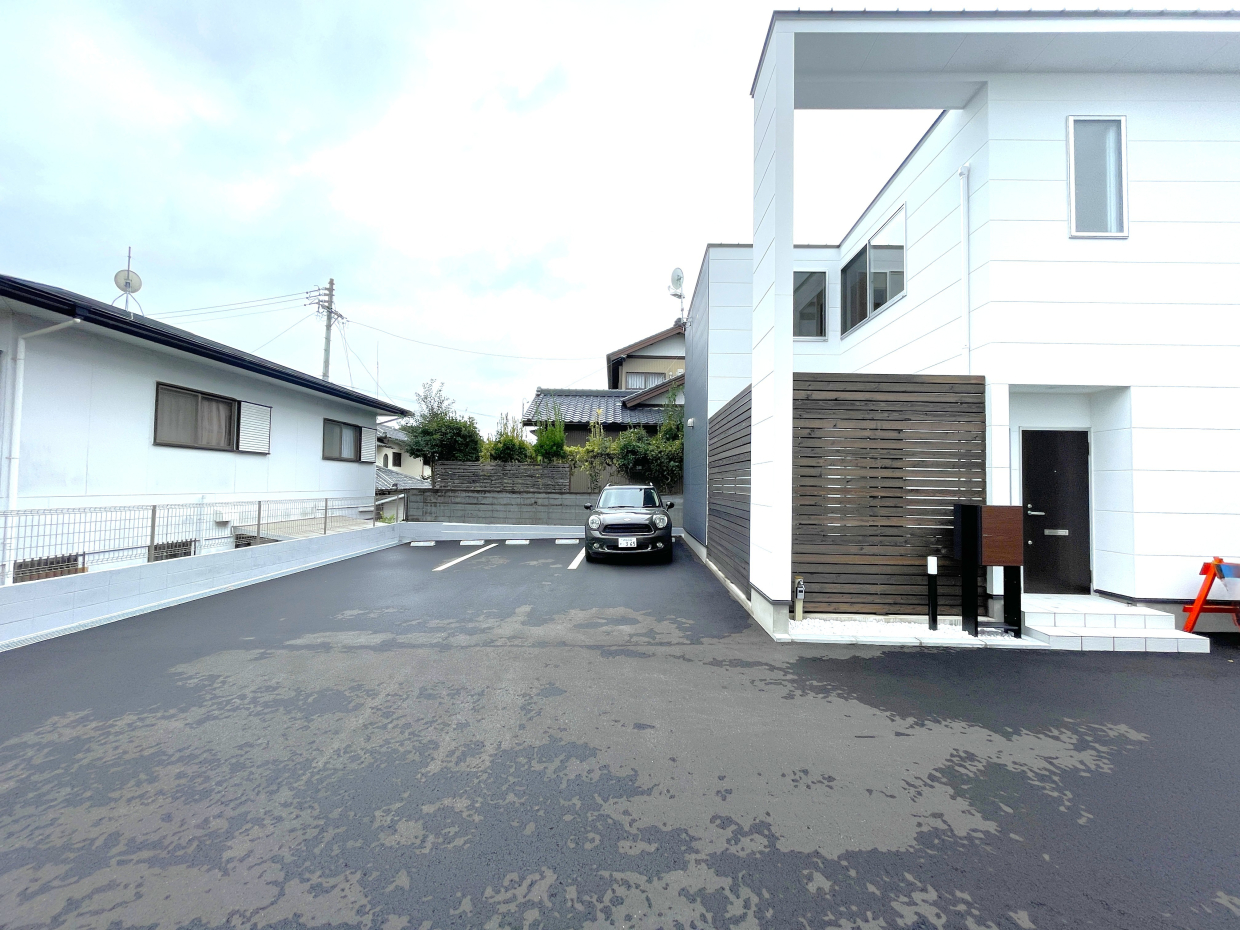 駐車場は3台無料。広々していてまだまだ停められそう