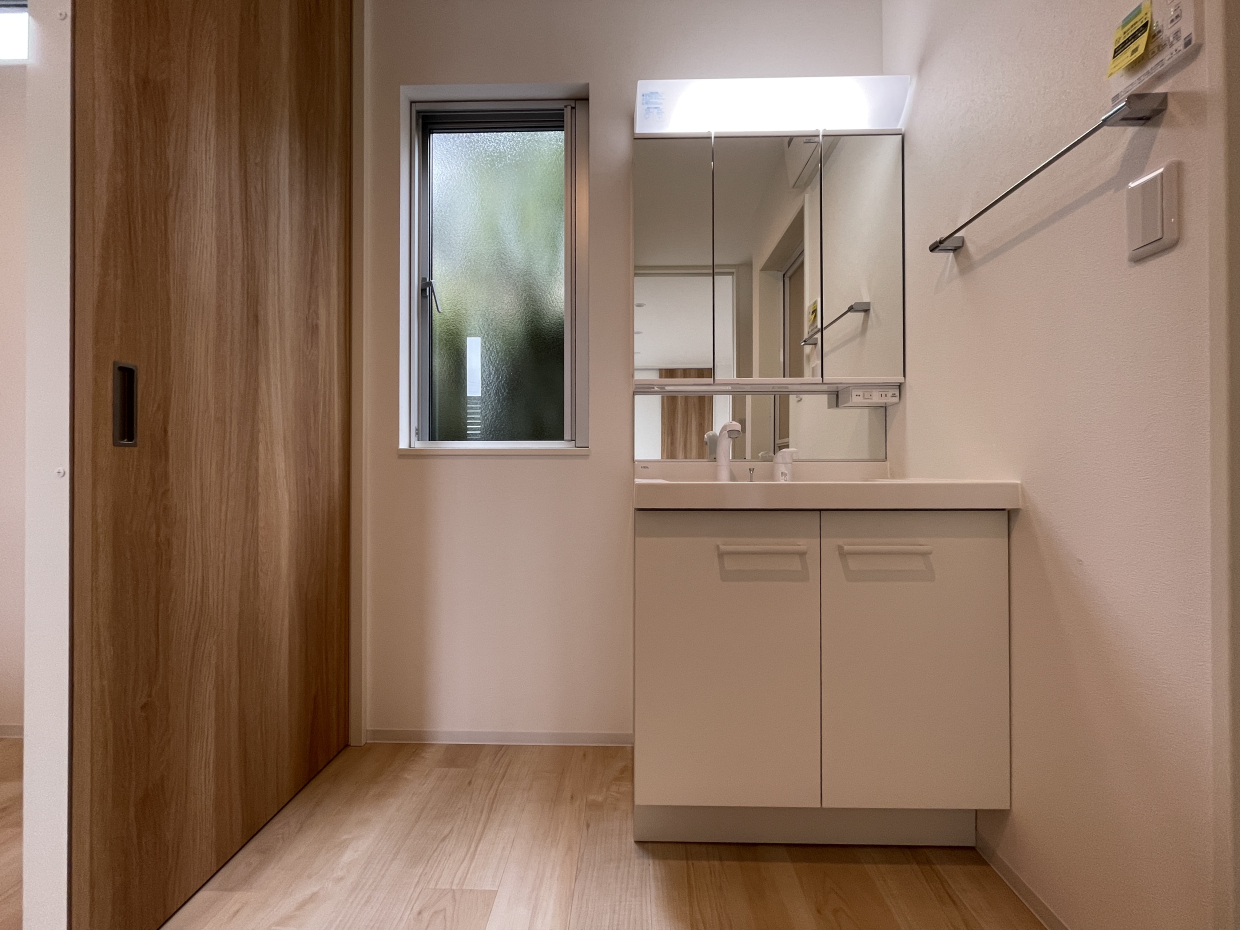 洗面台横のスペースを上手く使ってタオルなど収納しておくとよさそう