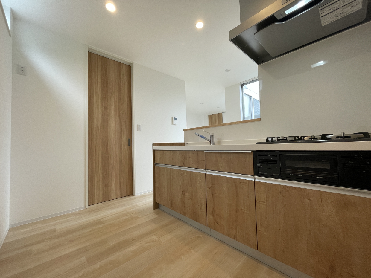 3口コンロ&グリル付きのシステムキッチンでお手入れもラクラク