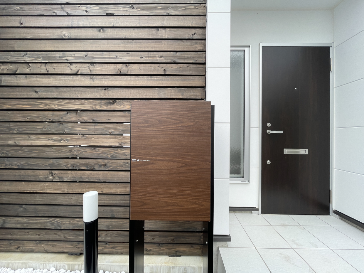 宅配ボックス付きなので不在時の荷物受け取りも可能です