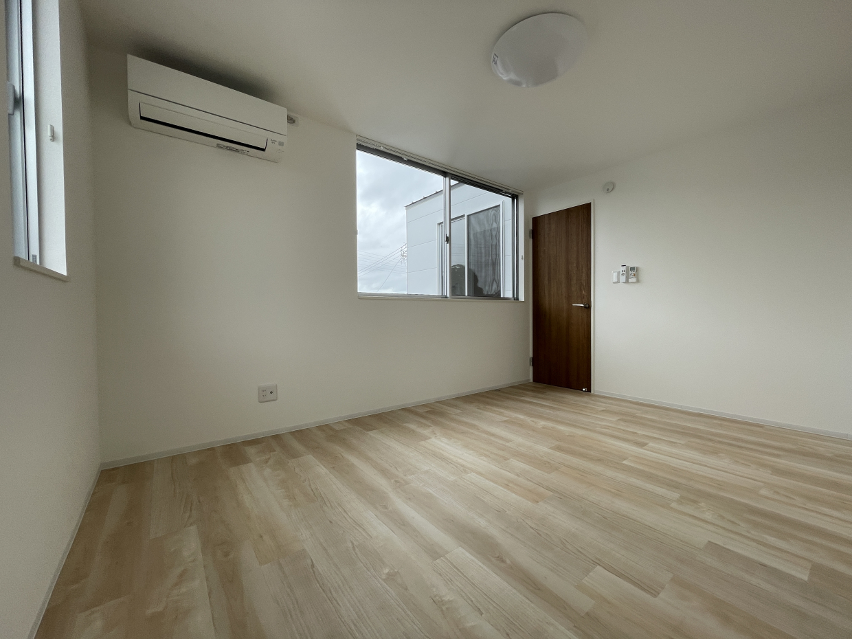 2階東の洋室は7.3帖、2面採光で明るい