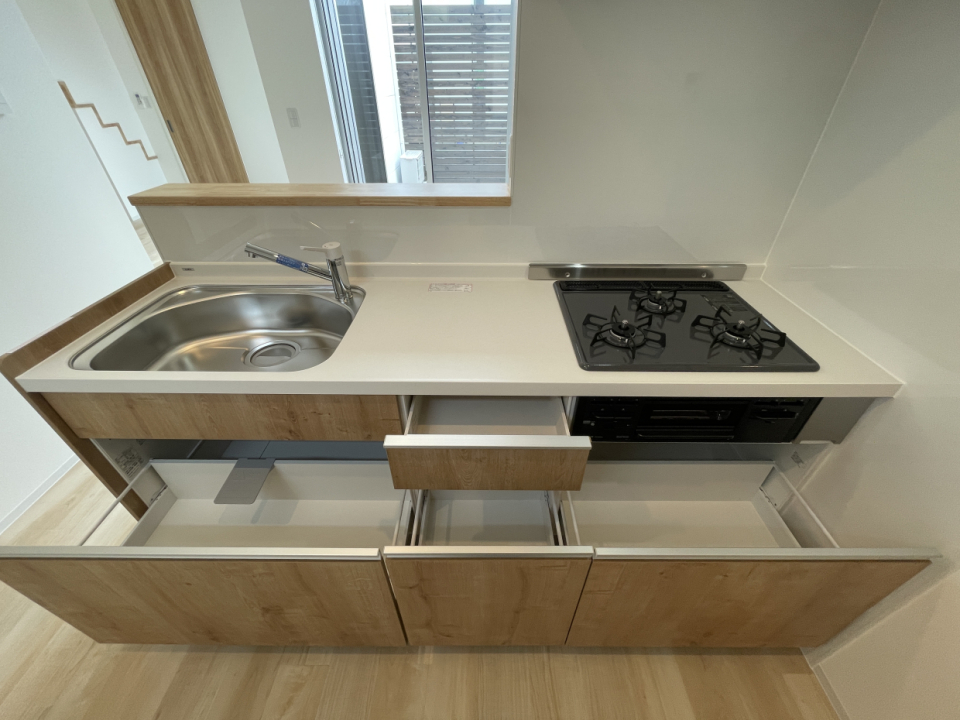 収納は引き出しタイプなのでお料理中立ったまま中身が確認できて便利です