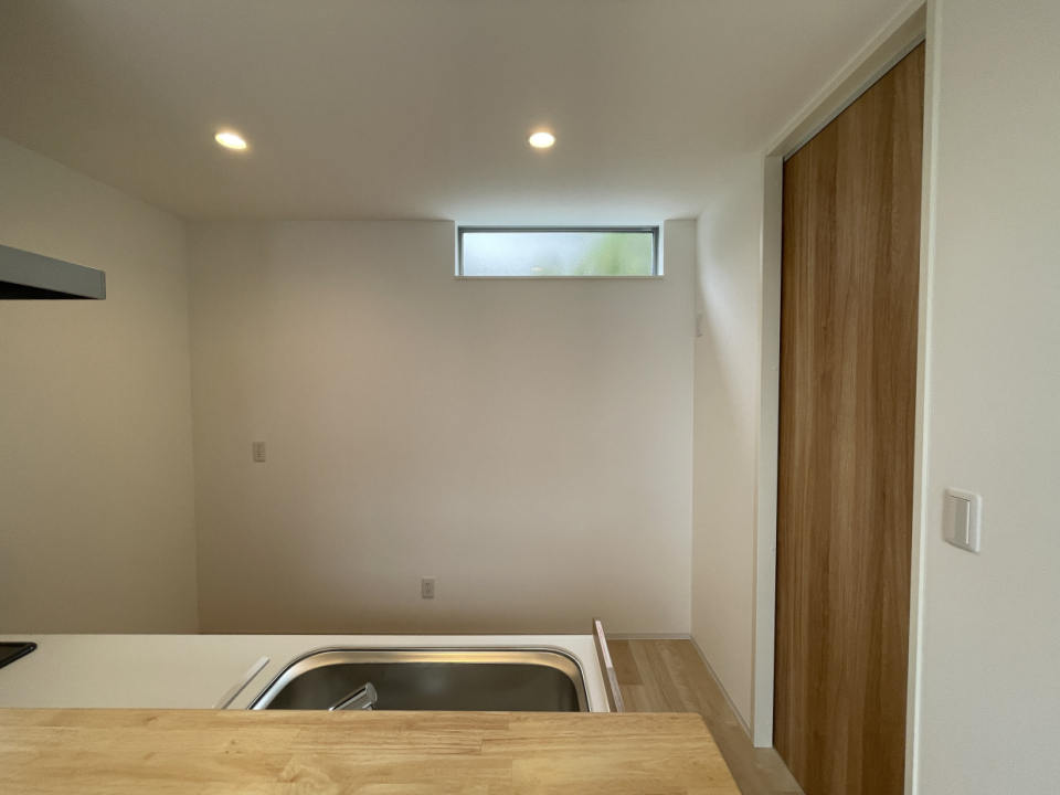 キッチン背面には高い位置に窓があるので自然光が入ってくるおかげでいつでも明るい