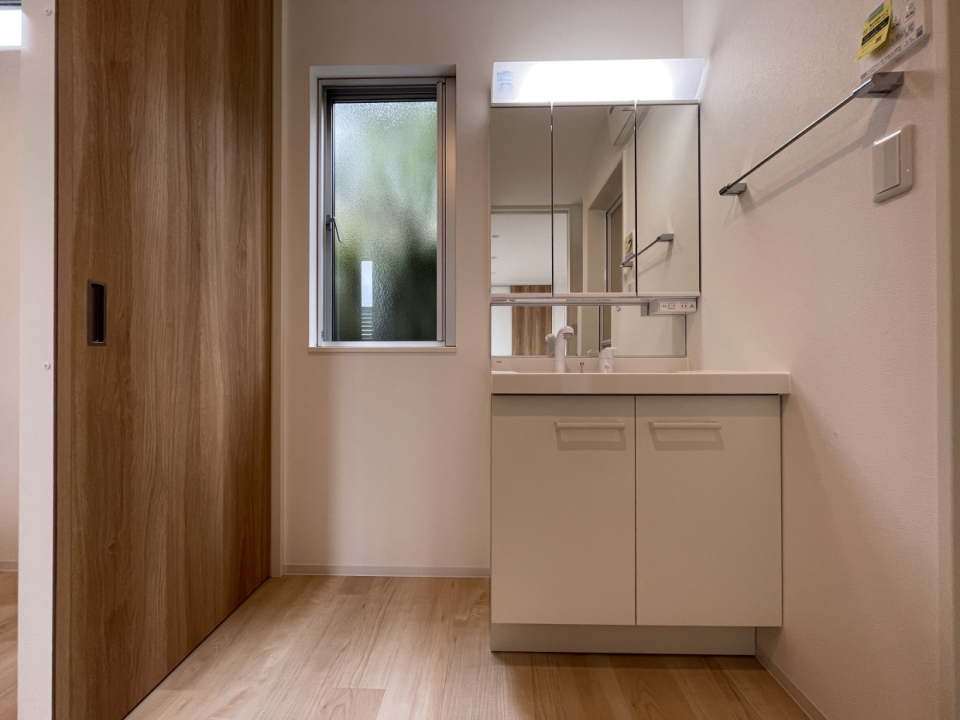 洗面台横のスペースを上手く使ってタオルなど収納しておくとよさそう