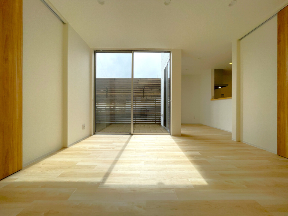 キッチンからの眺め。陽だまりと木の温かみでほっこり