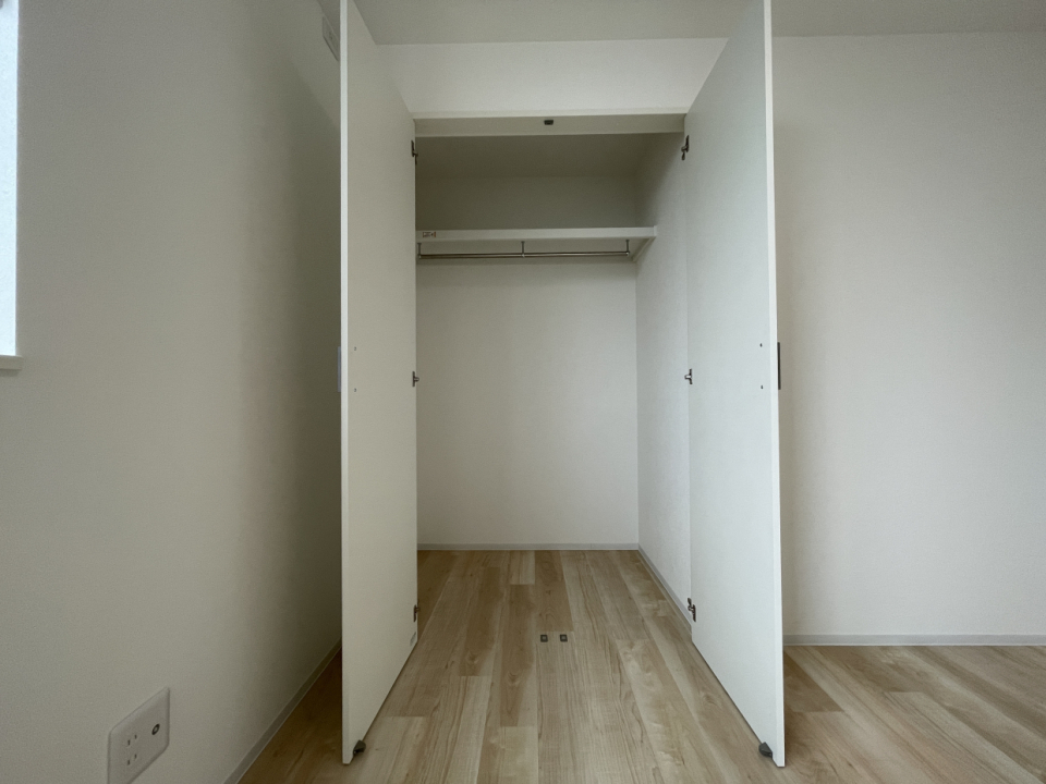 このお部屋にも収納があります