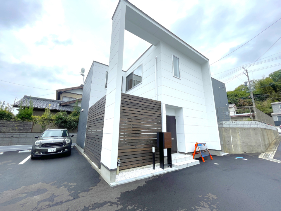 白壁×落ち着いたブラウンのウッドデッキがなんだか海外みたい