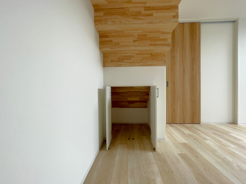 階段下にはプチ収納が隠れています