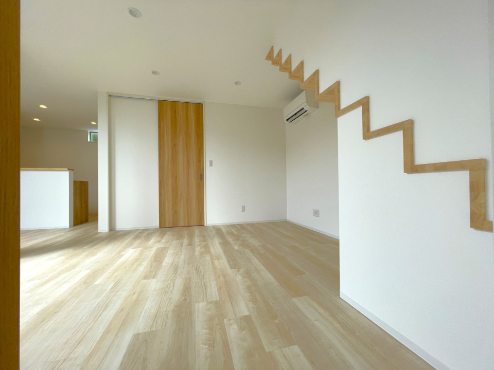 リビングは階段のギザギザがアクセントになっていておしゃれ