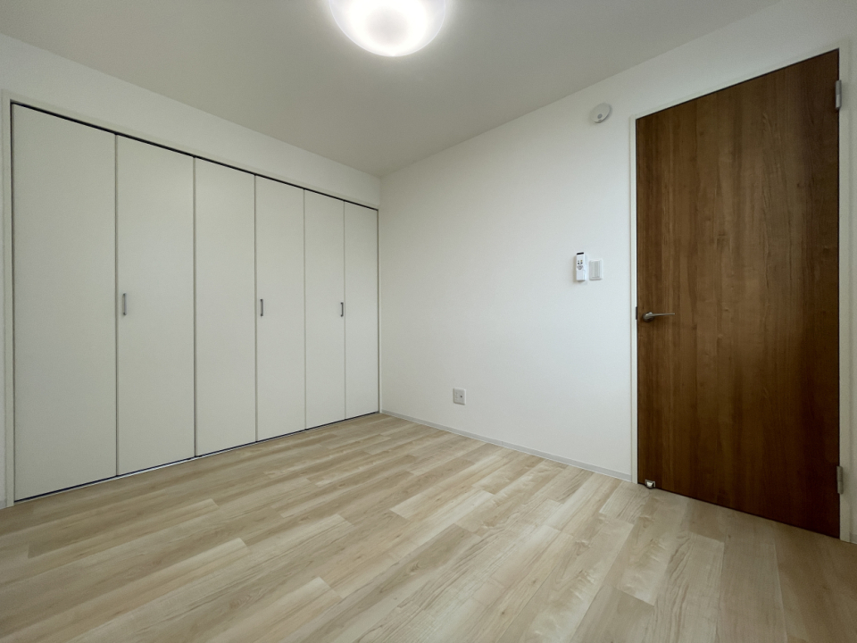 2階南の洋室。こちらは4.8帖と一番狭いですが...