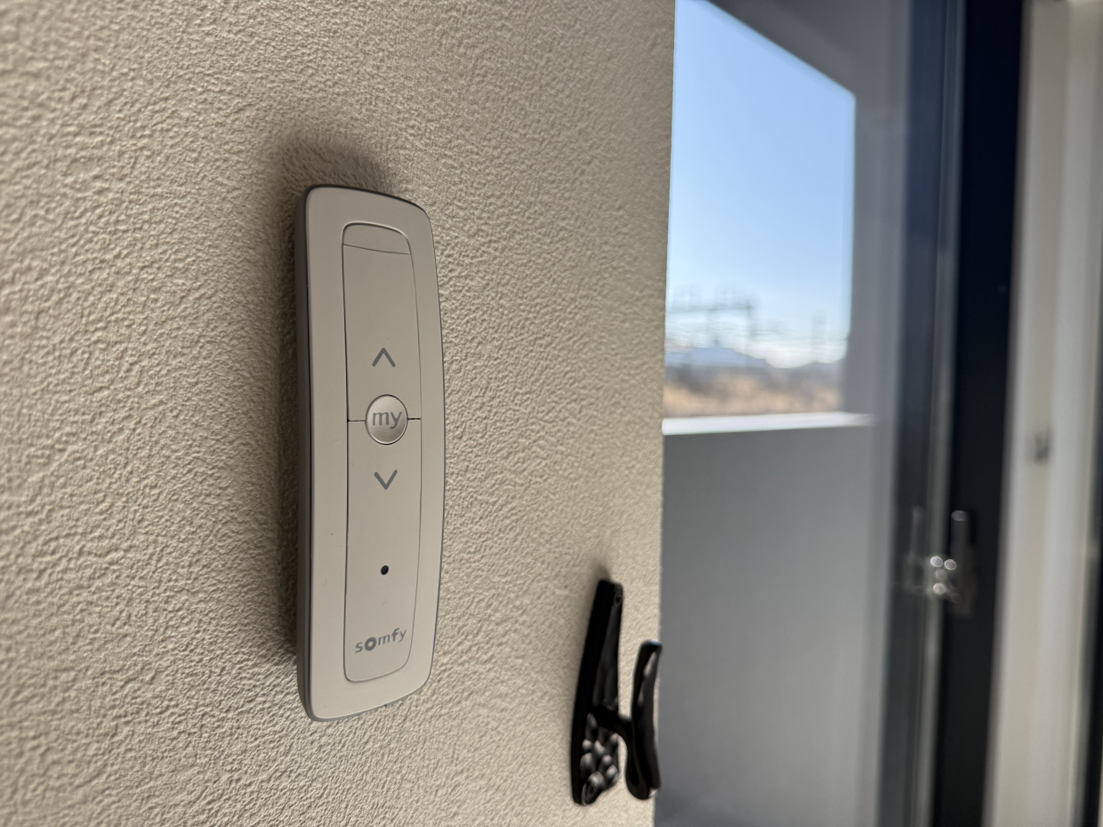 シャッター、ブラインド、ロールスクリーンなどを電動で動かすSOMFY付！