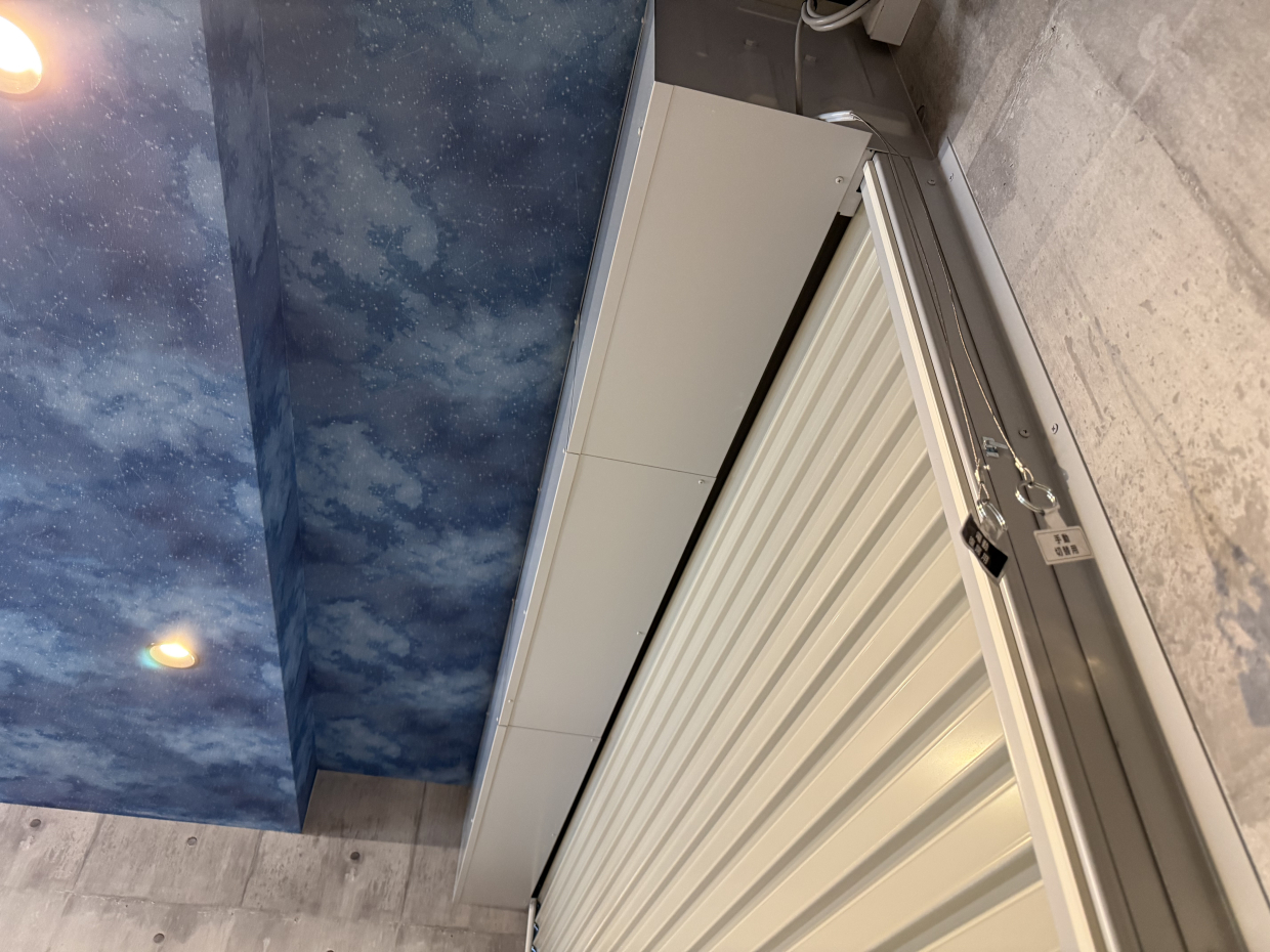 リモコン付き電動シャッターです