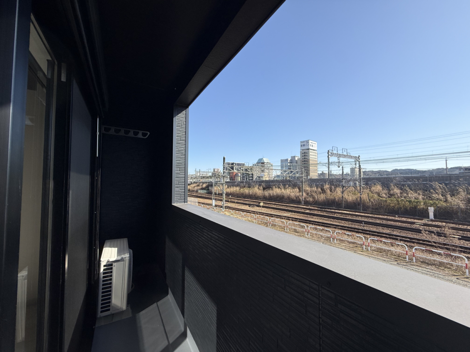 3階の南側からは、東海道新幹線、東海道本線、天竜浜名湖鉄道の3路線が「実物大ジオラマ」のように見渡せる設計になっています