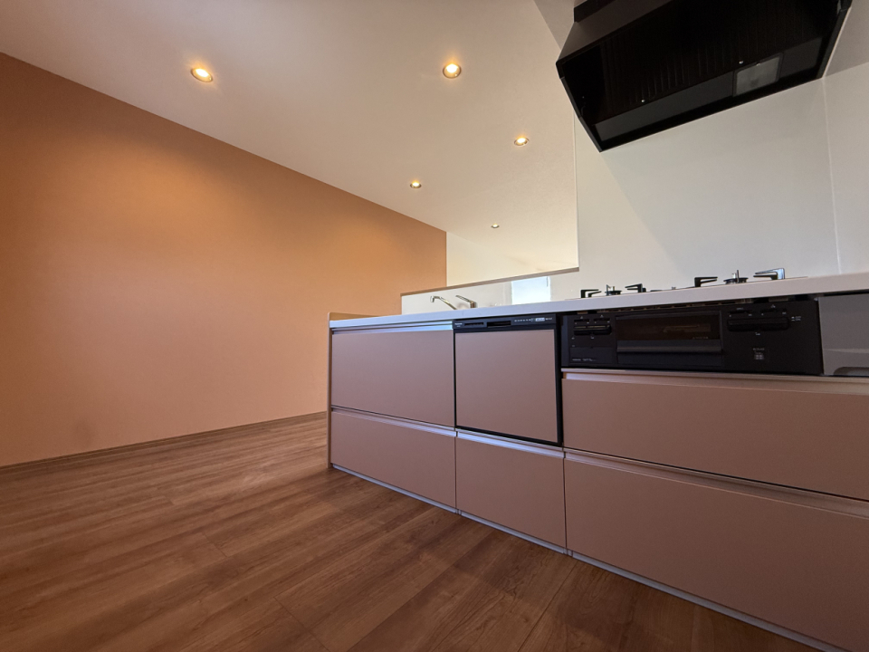 火星をイメージした赤色・赤茶色のデザイン