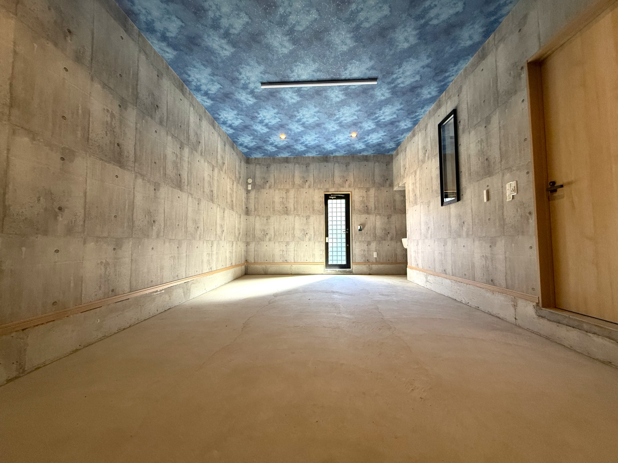 面積：23.18㎡、大型車の余裕を持って駐車可能です！