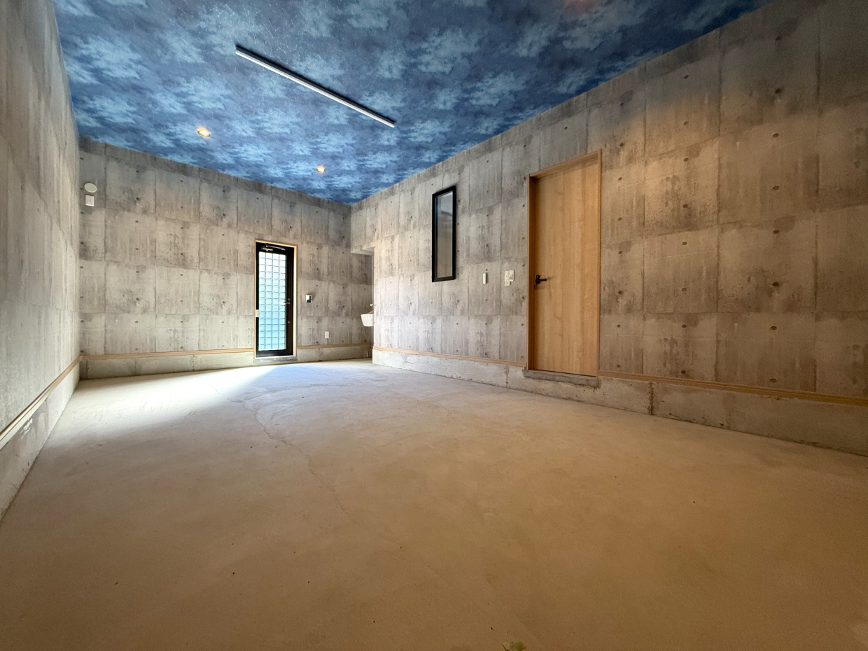 壁や天井には石膏ボードとグラスウールによる断熱・防火措置が施されています