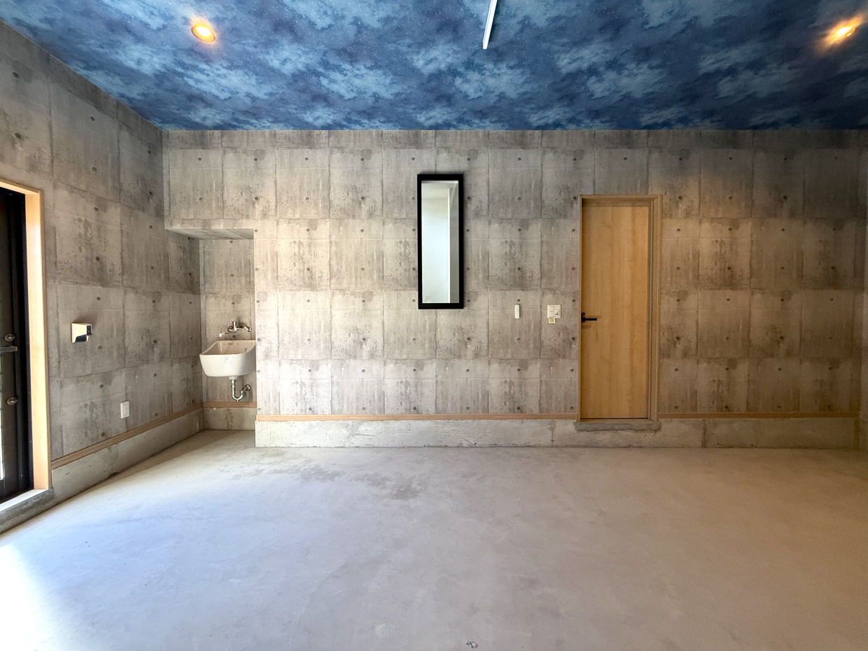 約14帖相当の広さ、床は土間コンクリートの金ゴテ仕上げ