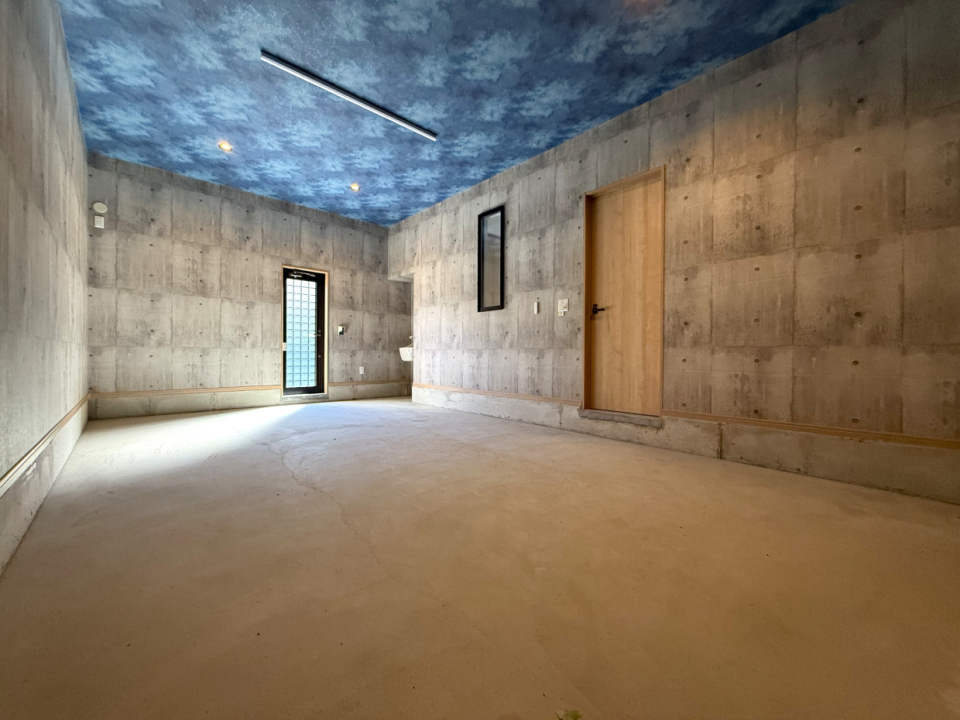 壁や天井には石膏ボードとグラスウールによる断熱・防火措置が施されています