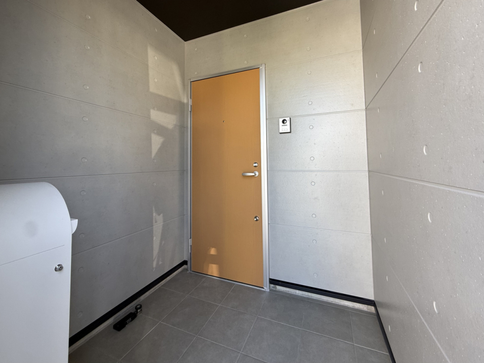 かわいい玄関とかわいい宅配BOXがにらめっこ