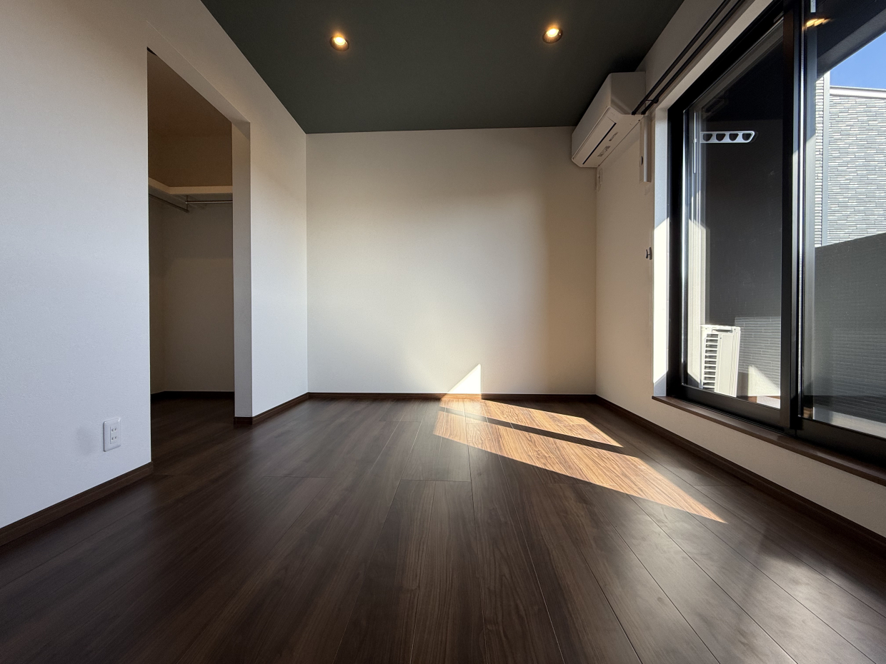 洋室が2部屋、どちらも約6帖